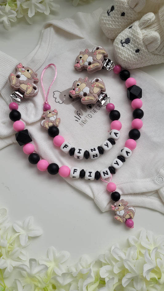 Kinderwagenkette & Schnullerkette mit Namen Hasen schwarz pink