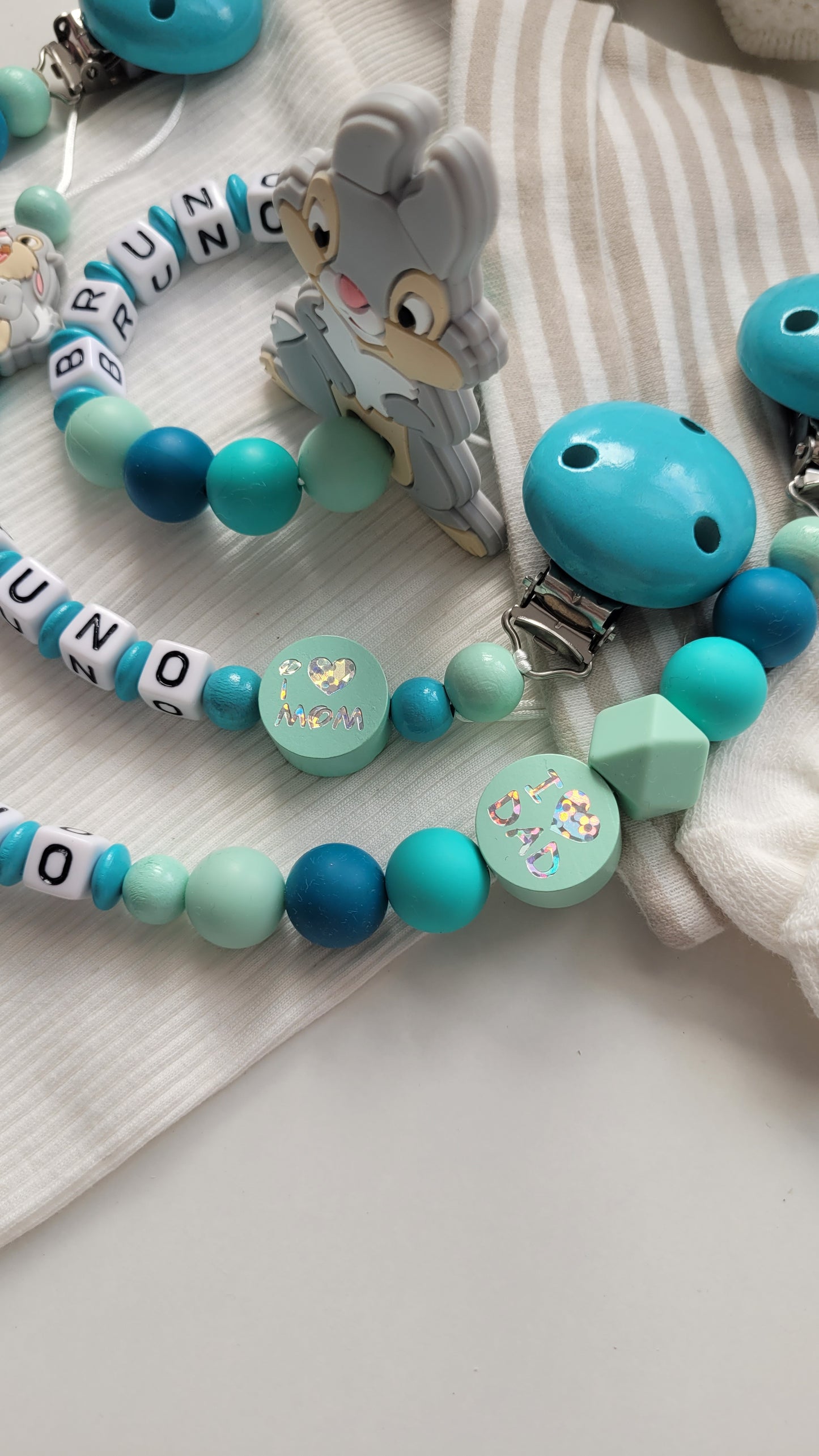 3tlg Schnullerkette Kinderwagenkette Greifring mit Namen Hase & i love Mom und Dad mint türkis