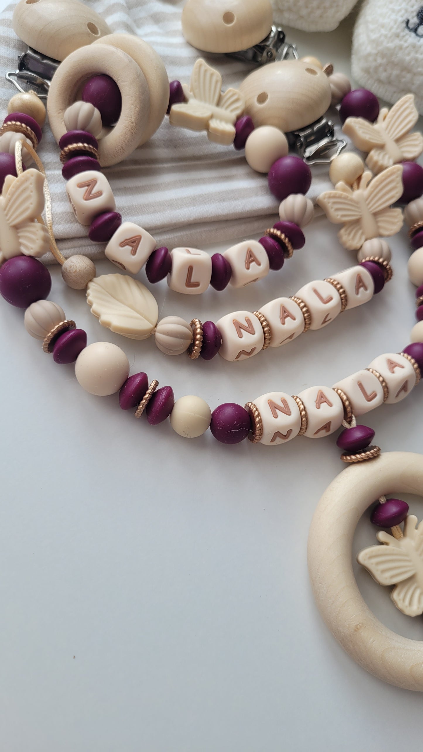 Schnullerkette Kinderwagenkette & Beissring mit Namen Schmetterlinge beige bordaux gold