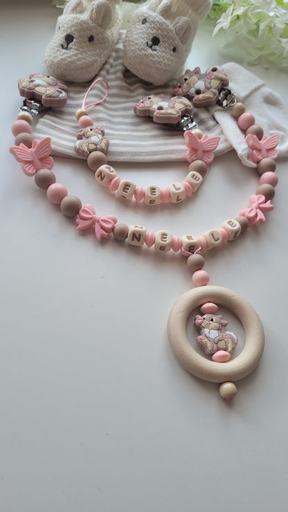 Kinderwagenkette & Schnullerkette mit Namen Hase Schmetterling apricot taupe