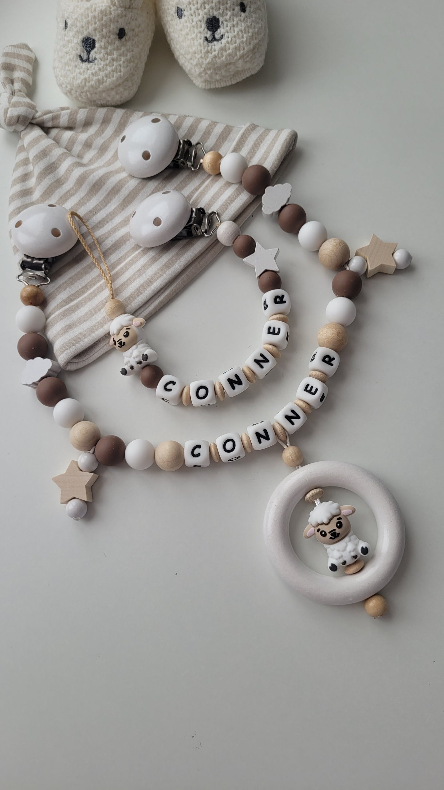 Schnullerkette Kinderwagenkette & Beissring mit Namen Schäfchen Sterne & Wolken beige braun weiß