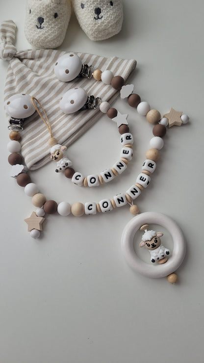 Schnullerkette Kinderwagenkette & Beissring mit Namen Schäfchen Sterne & Wolken beige braun weiß