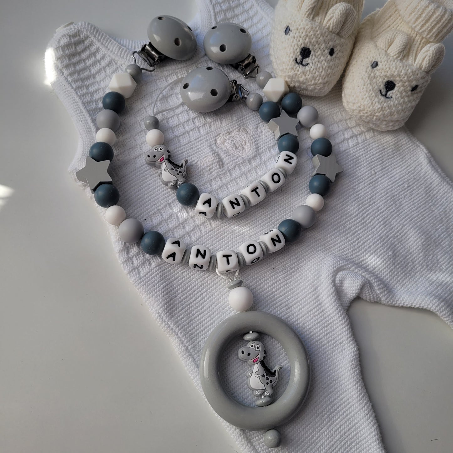 Kinderwagenkette & Schnullerkette mit Namen für Jungen Dinosaurier grau