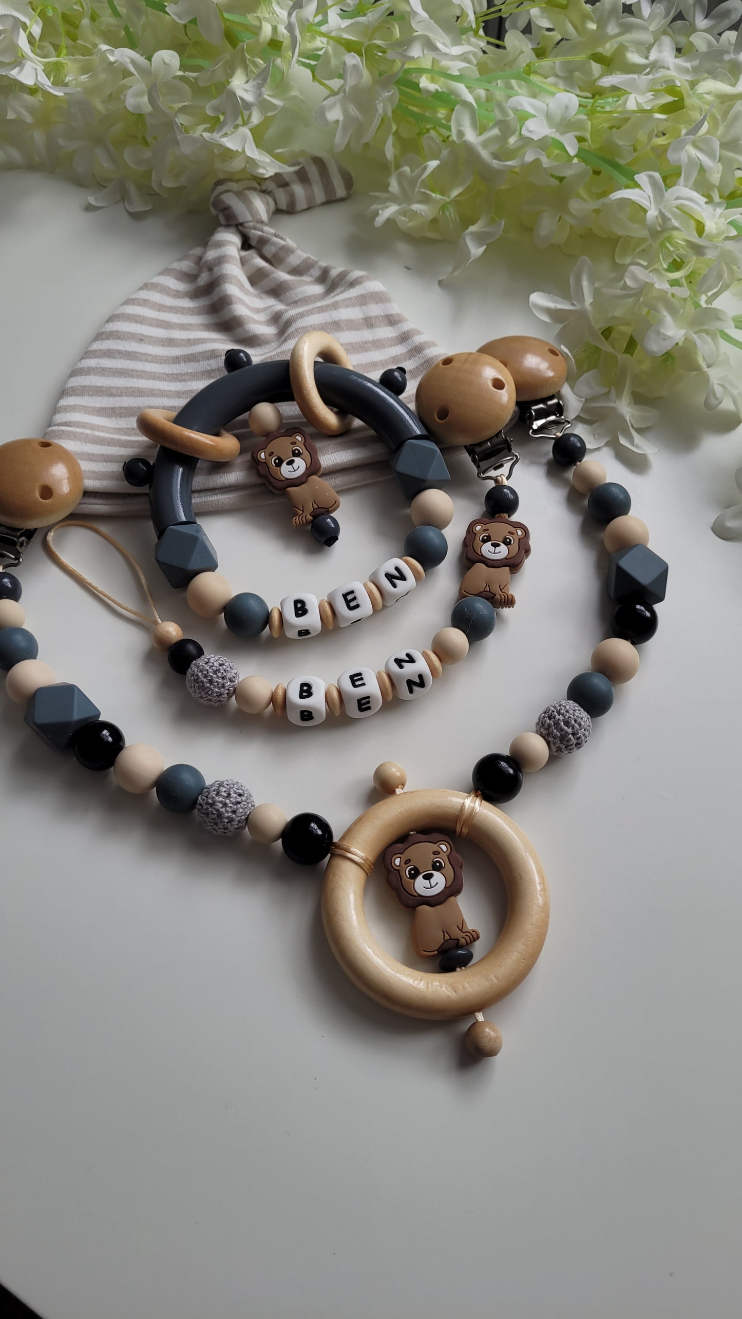 3tlg.Set Schnullerkette Kinderwagenkette & Greifring mit Namen Löwe beige grau