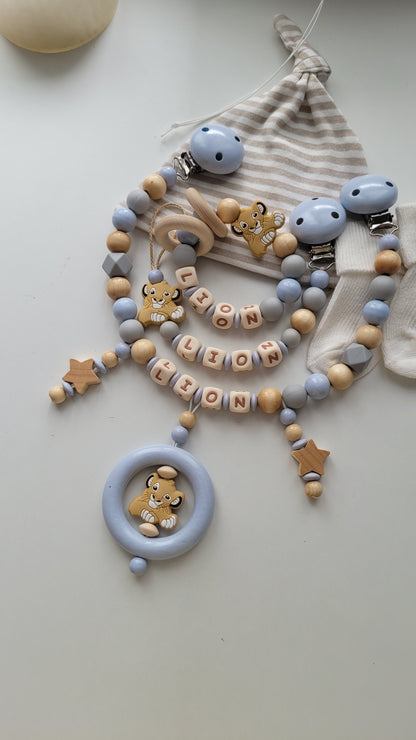 „Handgemachtes 3er Baby-Set mit Namen – Schnullerkette, Kinderwagenkette & Beißring mit Löwen-Motiv & Holzsternen in Blau, Grau & Holz, JULEVI" 