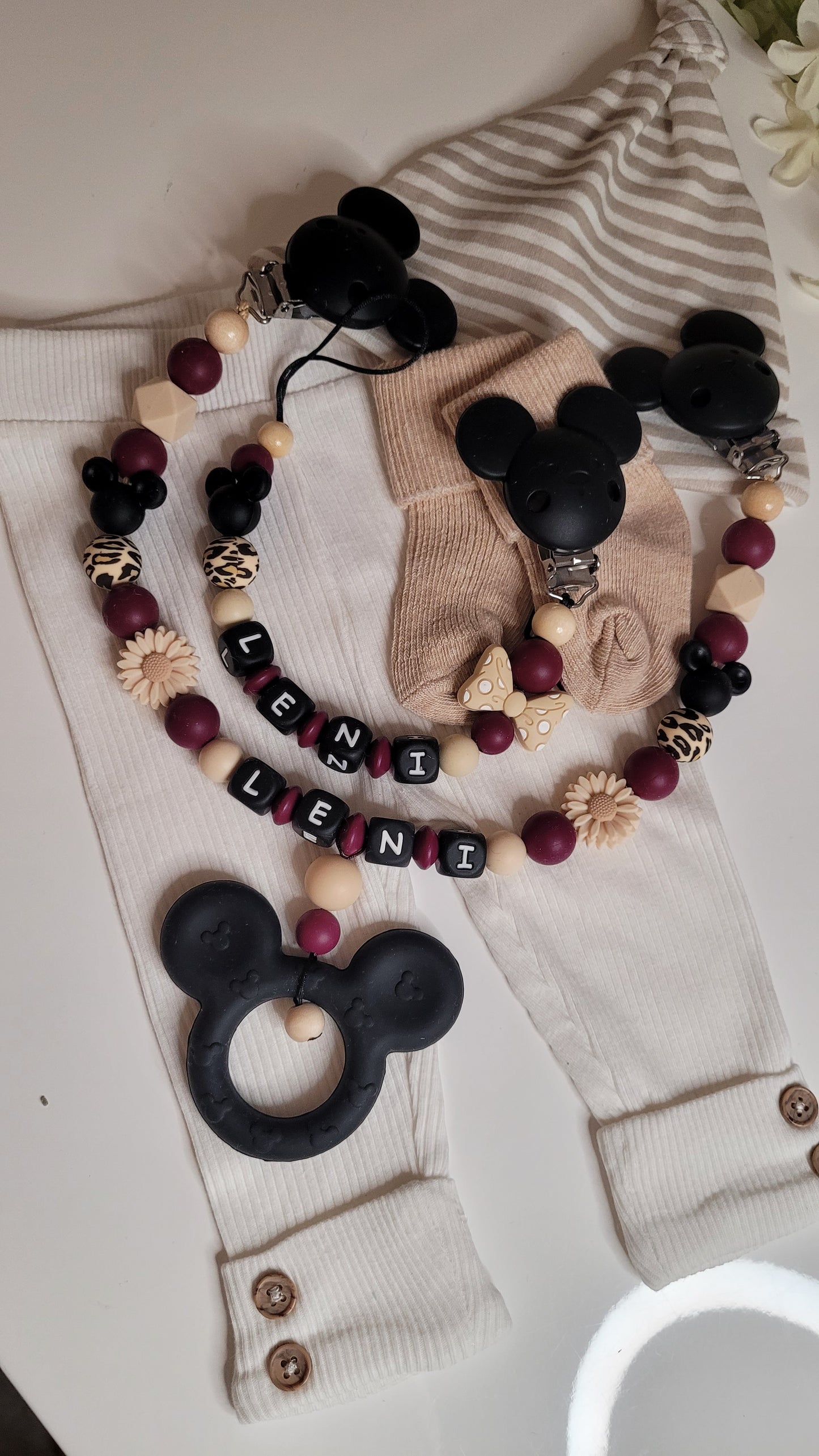 Kinderwagenkette & Schnullerkette mit Namen für Mädchen Maus weinrot beige schwarz