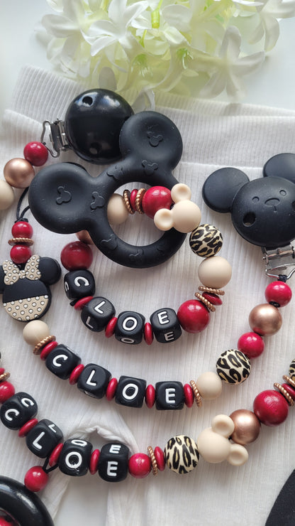 3er Set Kinderwagenkette & Schnullerkette mit Namen + Greifring Maus weinrot  rosegold