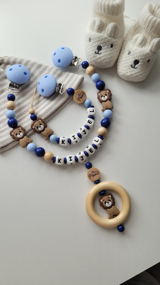 Kinderwagenkette & Schnullerkette mit Namen für Jungen Löwe kleiner Prinz blau marine holz