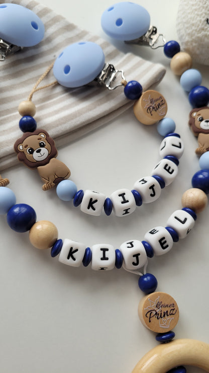 Kinderwagenkette & Schnullerkette mit Namen für Jungen Löwe kleiner Prinz blau marine holz