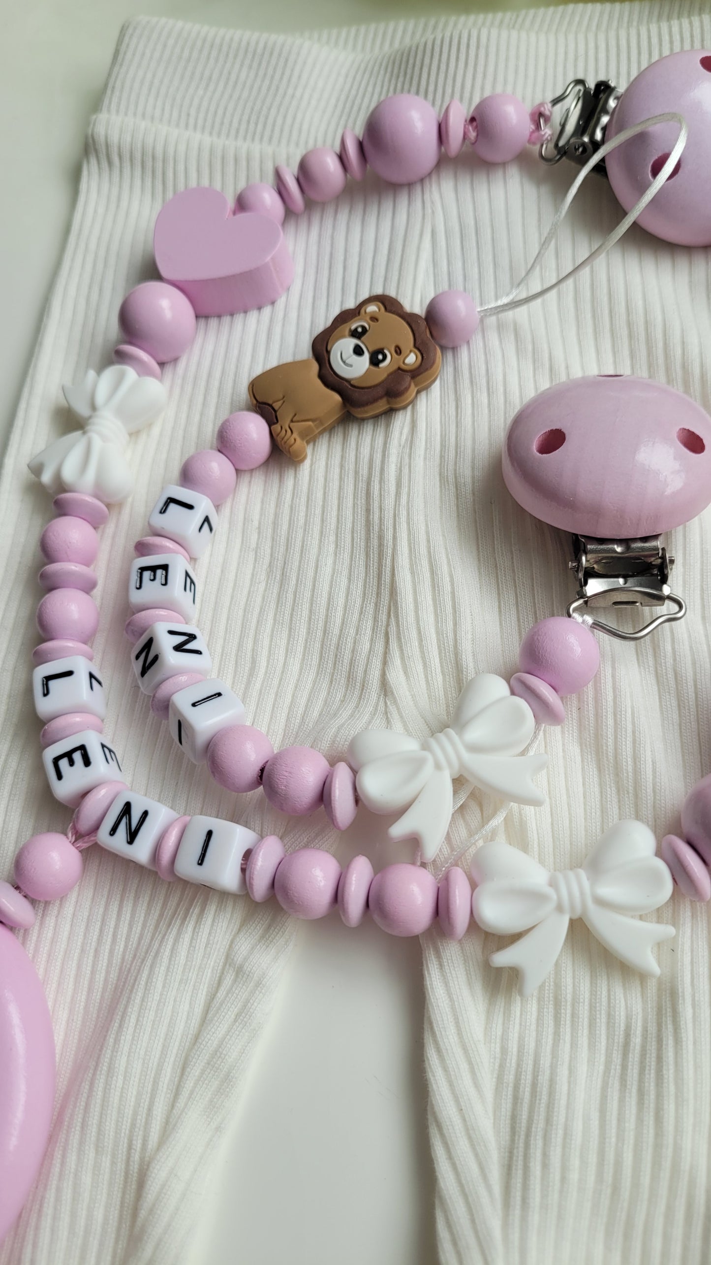 Kinderwagenkette & Schnullerkette mit Namen Löwe rosa