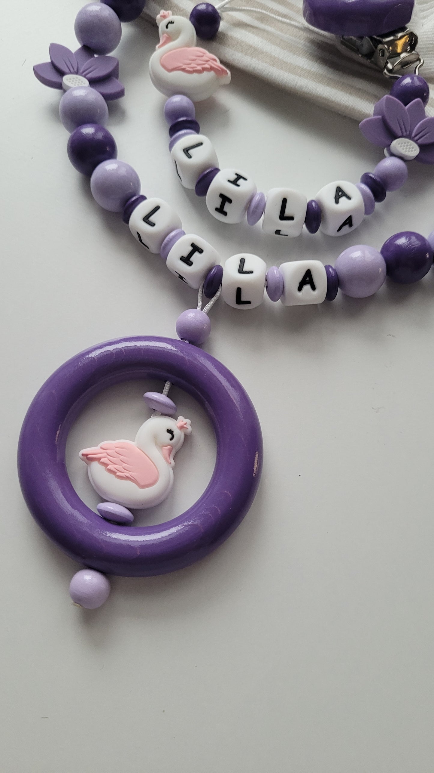 Kinderwagenkette & Schnullerkette mit Namen Schwan flieder lila