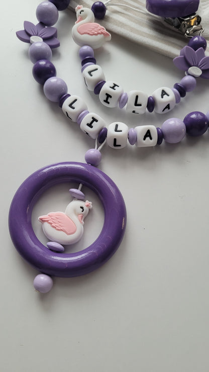 Kinderwagenkette & Schnullerkette mit Namen Schwan flieder lila