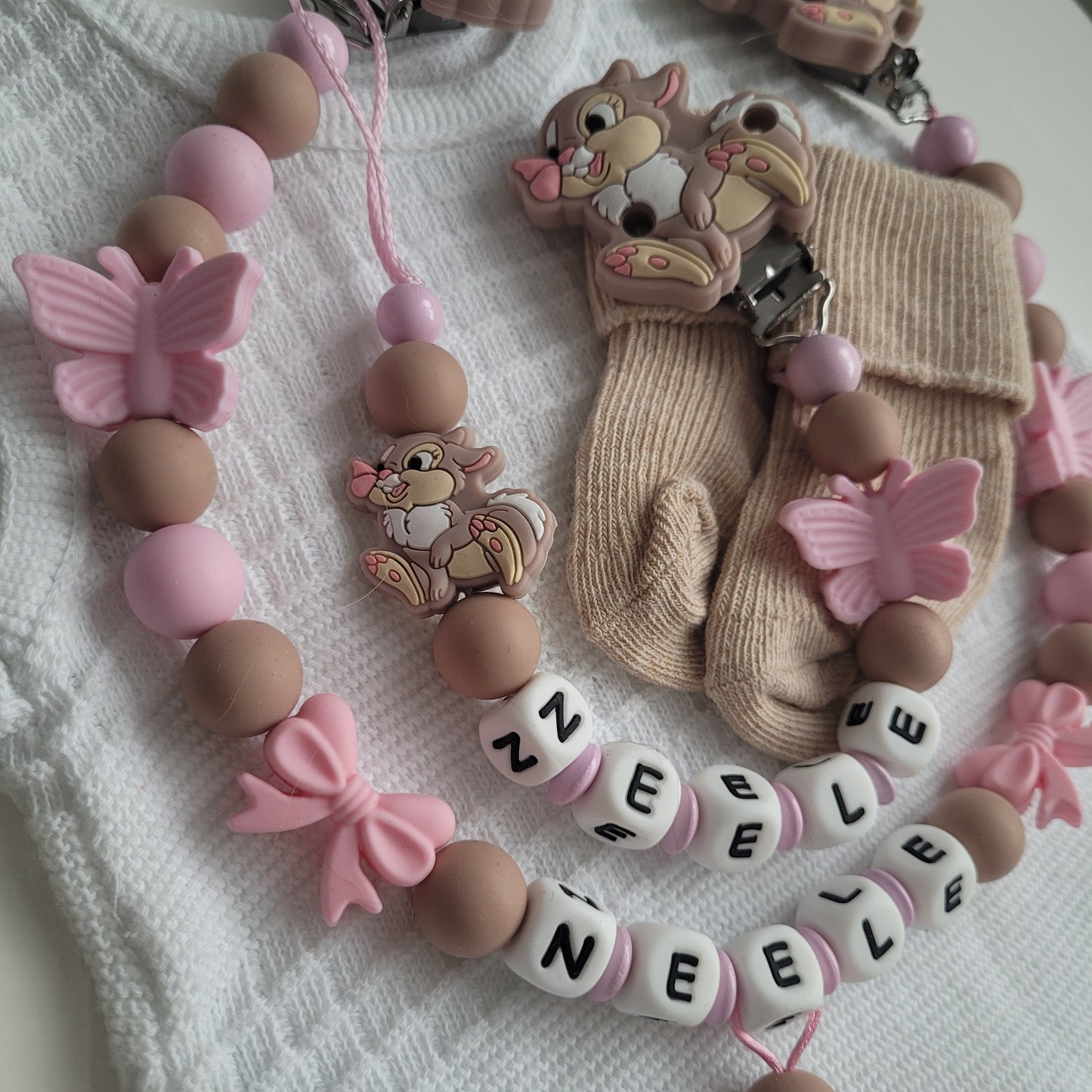 Kinderwagenkette & Schnullerkette mit Namen Hase Schmetterling rosa taupe