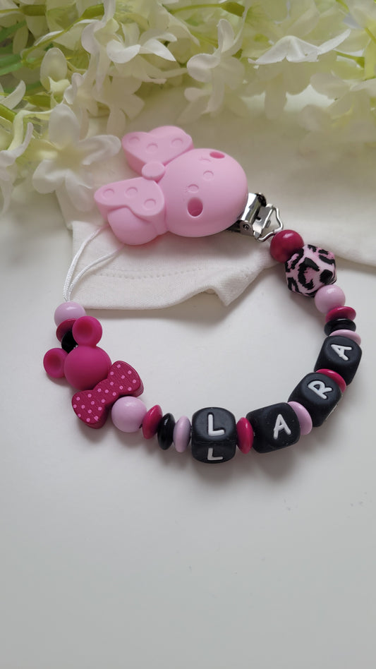 Schnullerkette mit silikonclip ind Motive Silikonmaus mit Wunschnamen und pinken und rosa, schwarzen Holzperlen 