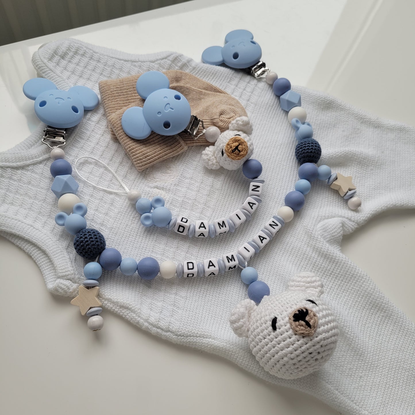 Kinderwagenkette & Schnullerkette mit Namen Teddy und Maus weiss blau