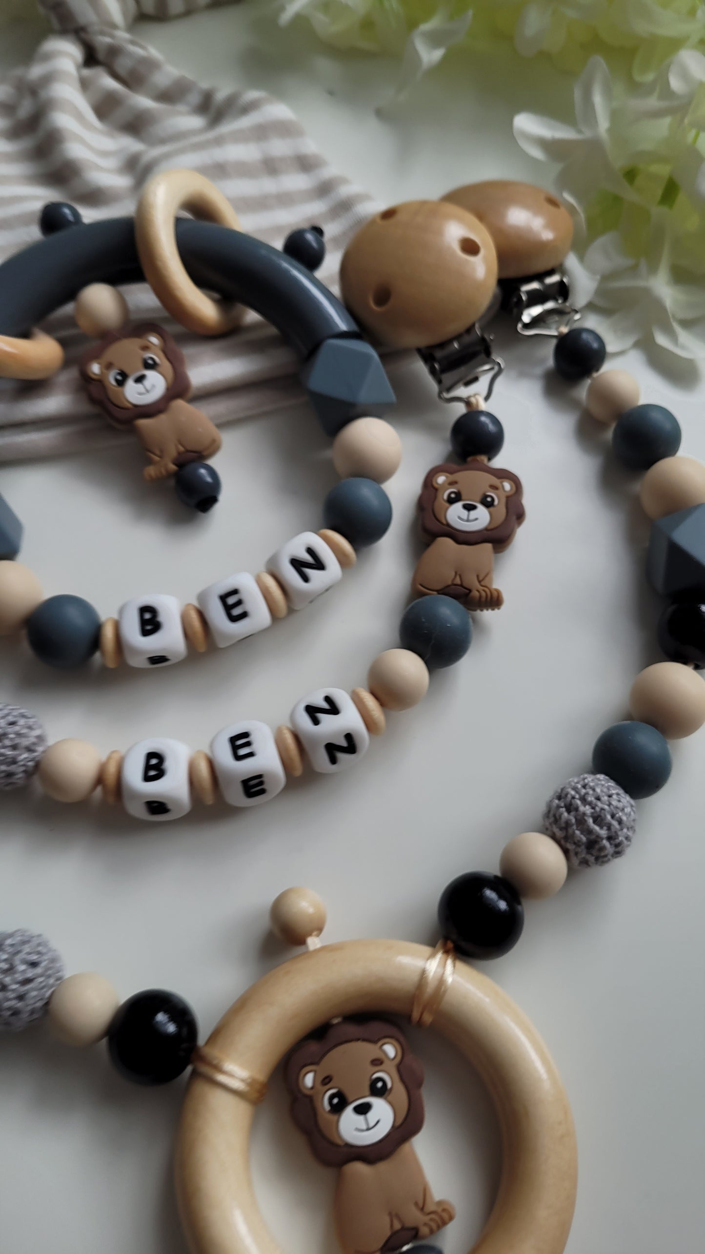 3tlg.Set Schnullerkette Kinderwagenkette & Greifring mit Namen Löwe beige grau