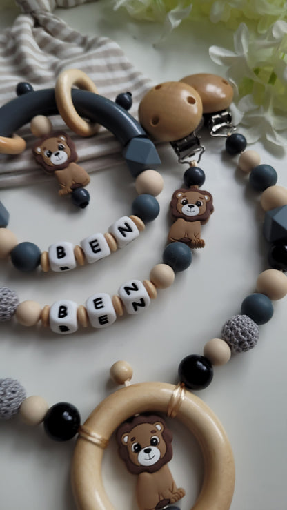 3tlg.Set Schnullerkette Kinderwagenkette & Greifring mit Namen Löwe beige grau