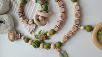 Schnullerkette Kinderwagenkette & Beissring mit Namen Schildkröte holz grün