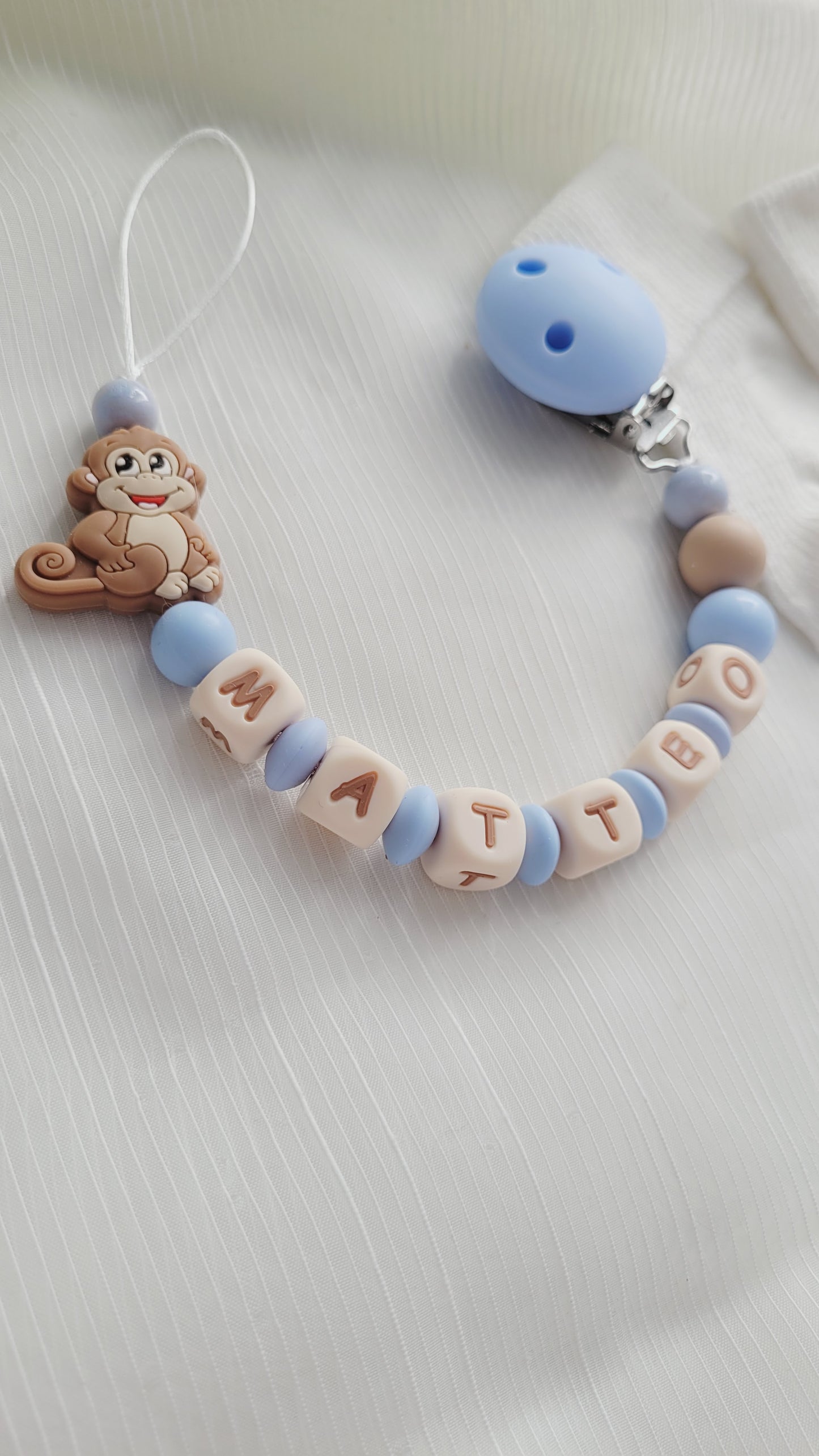 Schnullerkette mit Namen für Jungen Äffchen hellblau beige