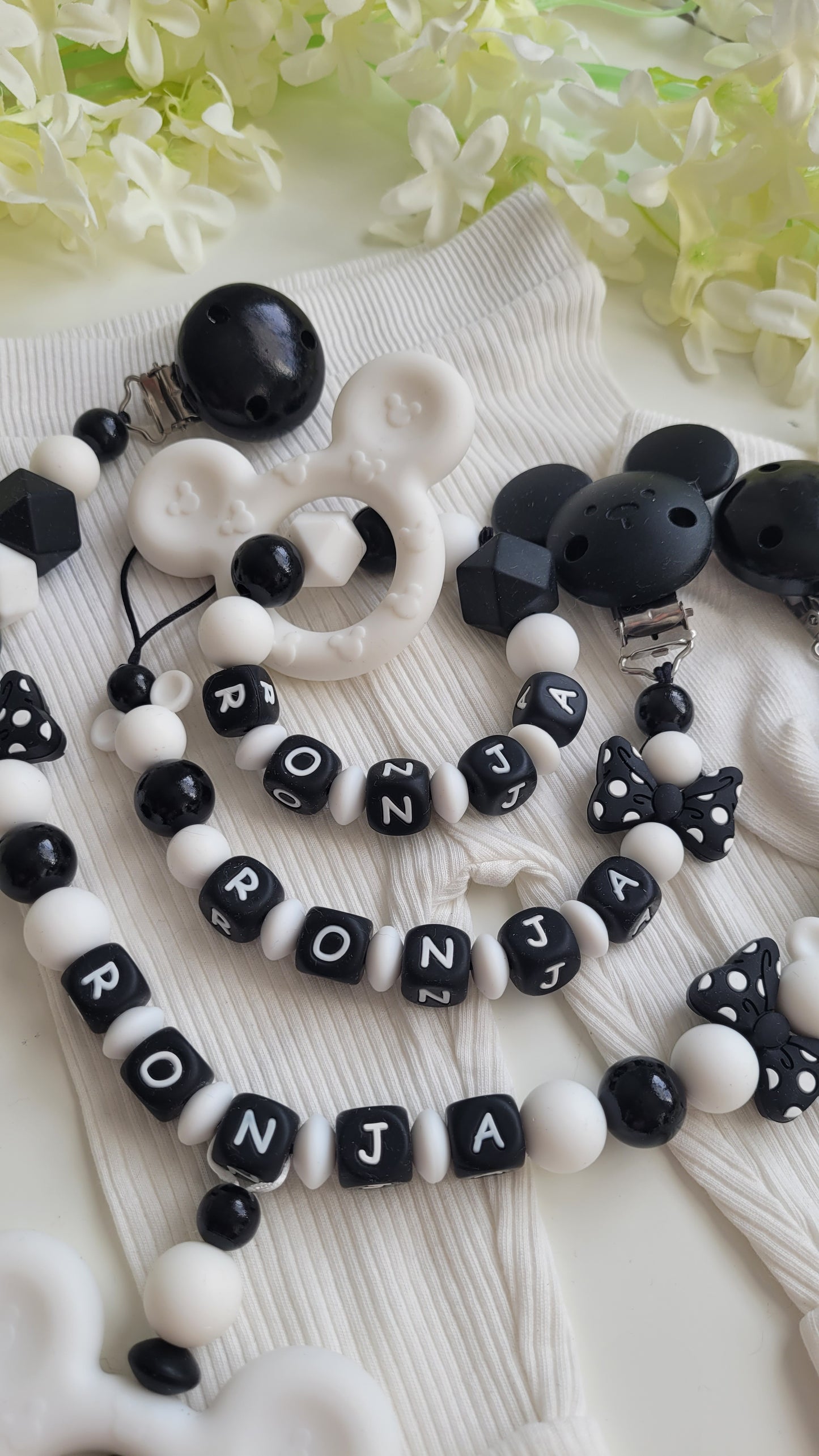 Komplett Set 3tlg Schnullerkette Kinderwagenkette Greifring mit Namen Maus schwarz weiß