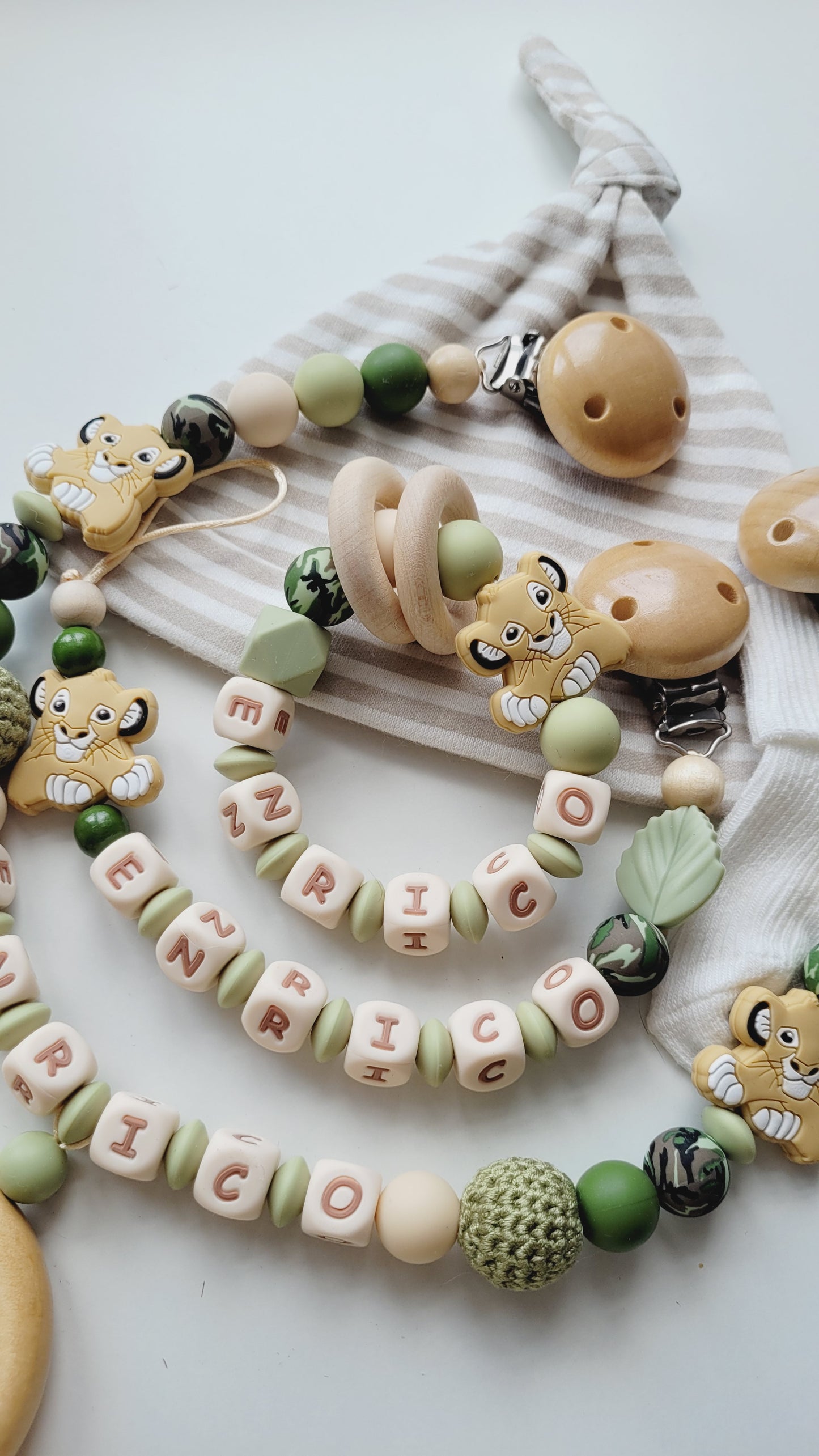 3tlg. Set Schnullerkette Kinderwagenkette & Beissring mit Namen Löwe & camu ab