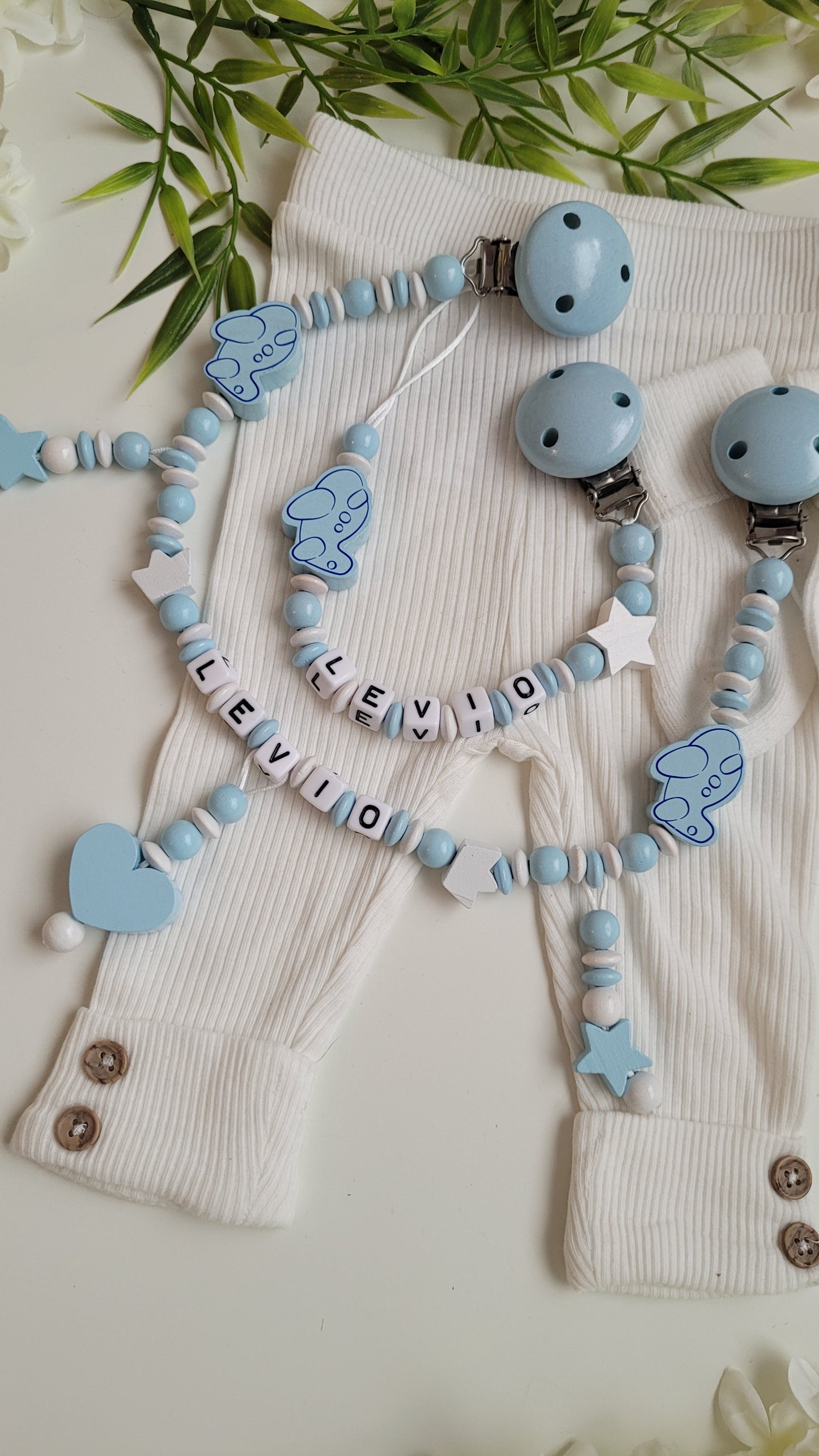 Kinderwagenkette & Schnullerkette mit Namen Flugzeug blau