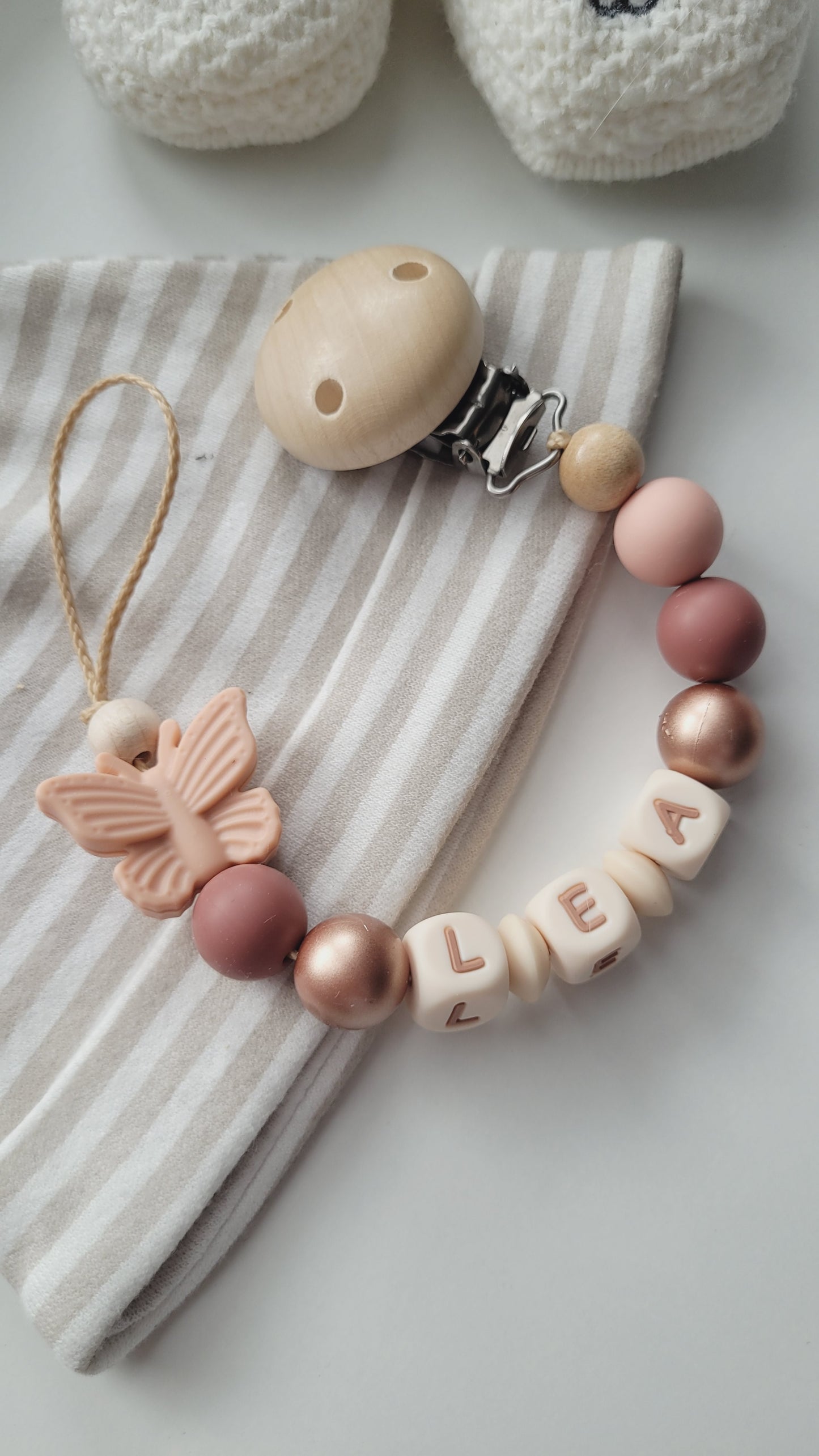 Schnullerkette mit Namen für Mädchen Schmetterling Pfirsich rotbraun rosegold