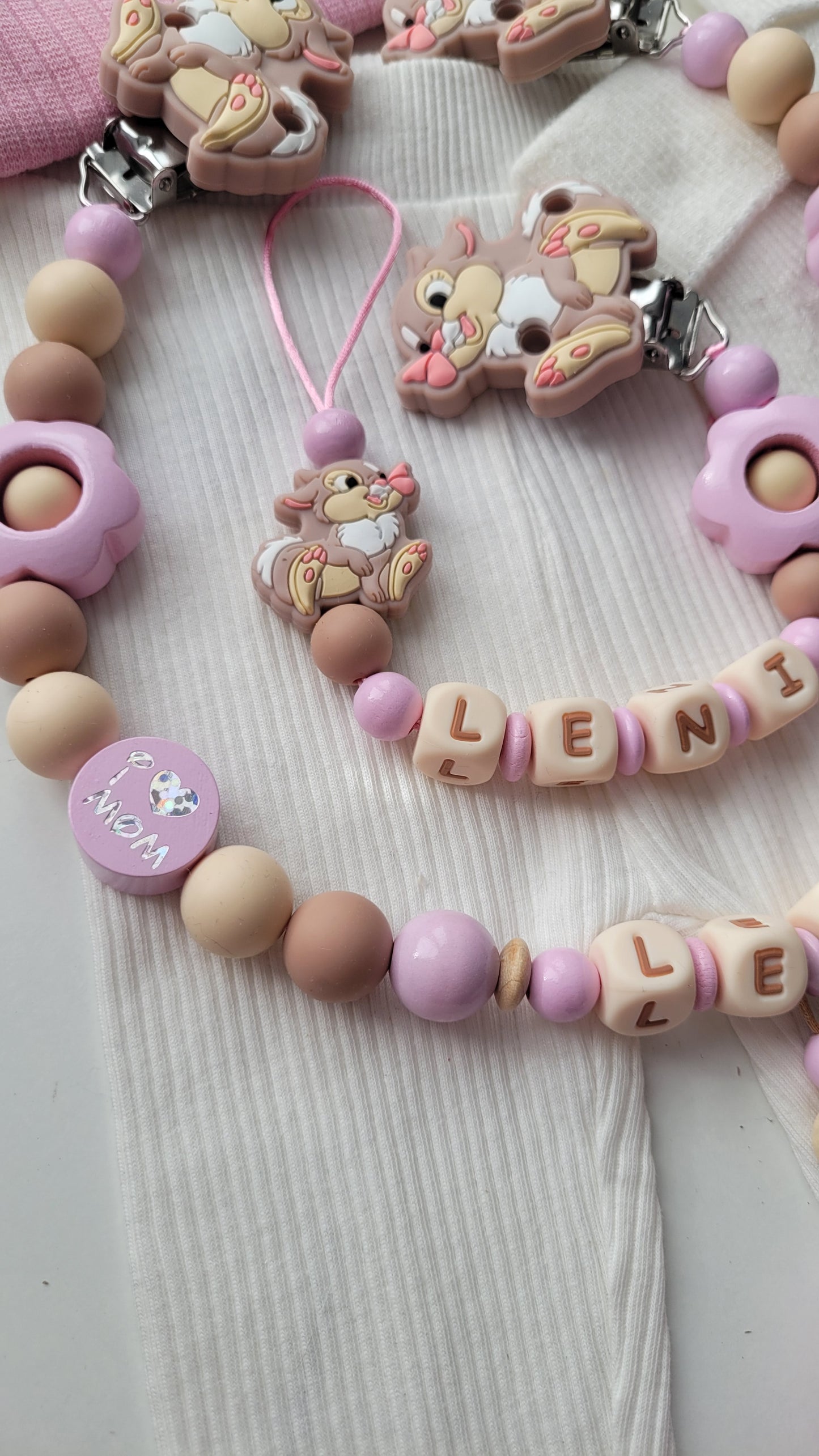 2tlg. Set Kinderwagenkette & Schnullerkette mit Namen – Hase & Blumen rosa taupe