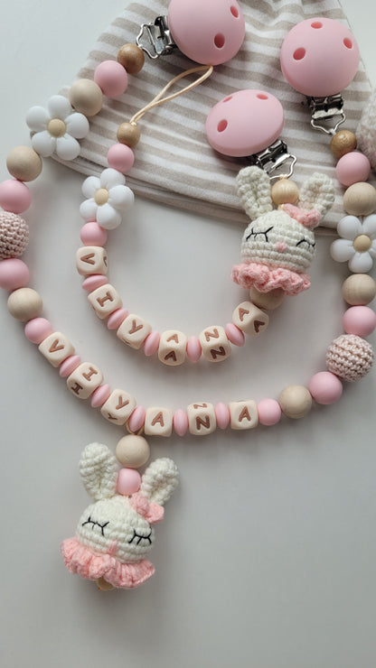 Kinderwagenkette & Schnullerkette mit Namen für Mädchen Häkelhasen & Blumen rose holz