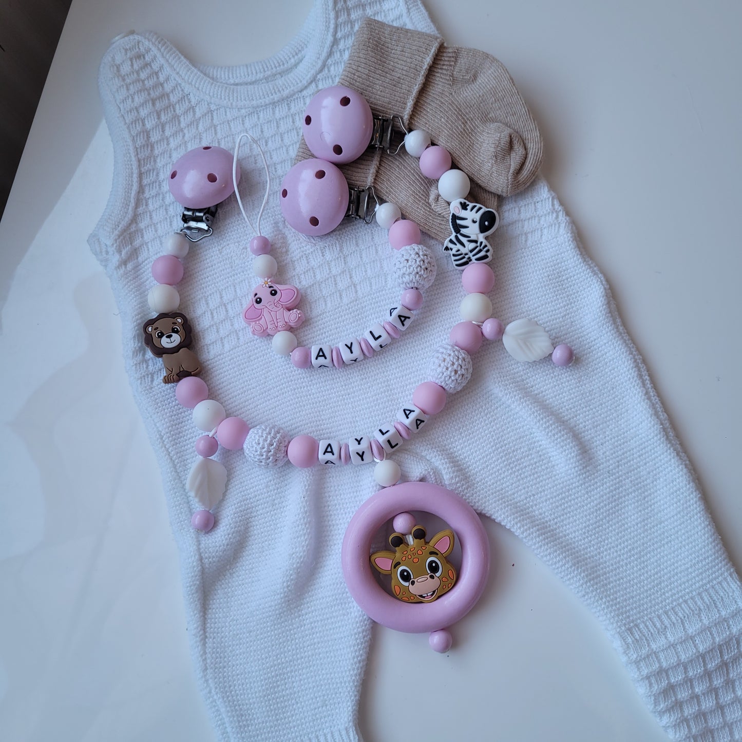Kinderwagenkette & Schnullerkette mit Namen Kleine Safari rosa weiss