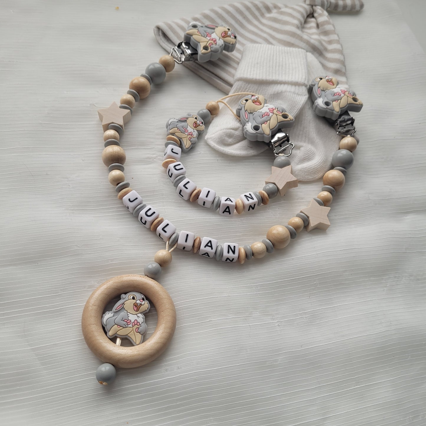 Kinderwagenkette & Schnullerkette mit Namen Hase grau holz