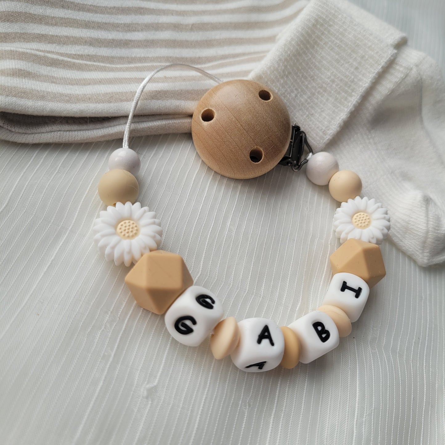 Schnullerkette mit Namen für Mädchen Blumen weiss beige
