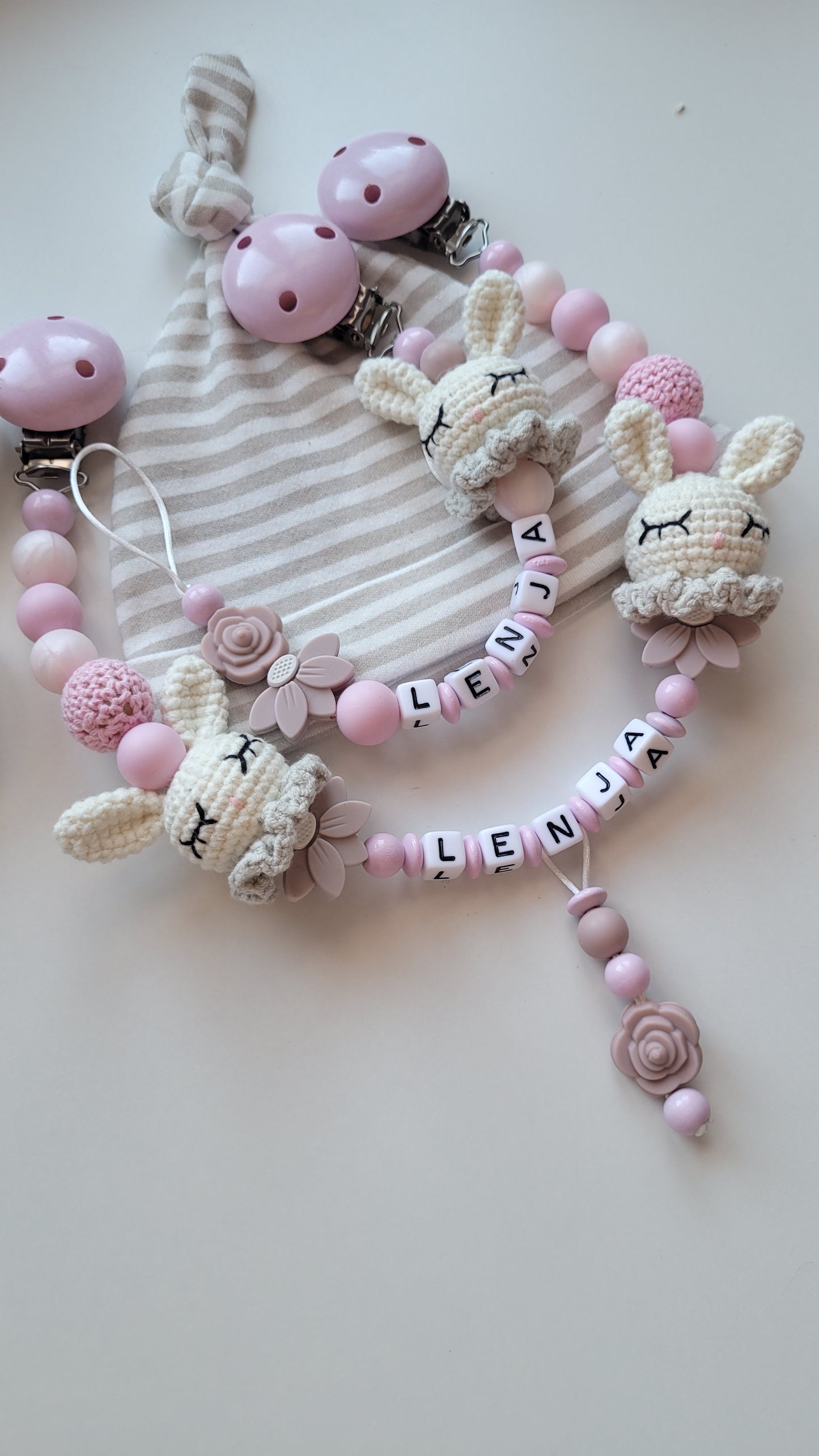 Kinderwagenkette & Schnullerkette mit Namen Hasen gehäkelt & Blumen rose
