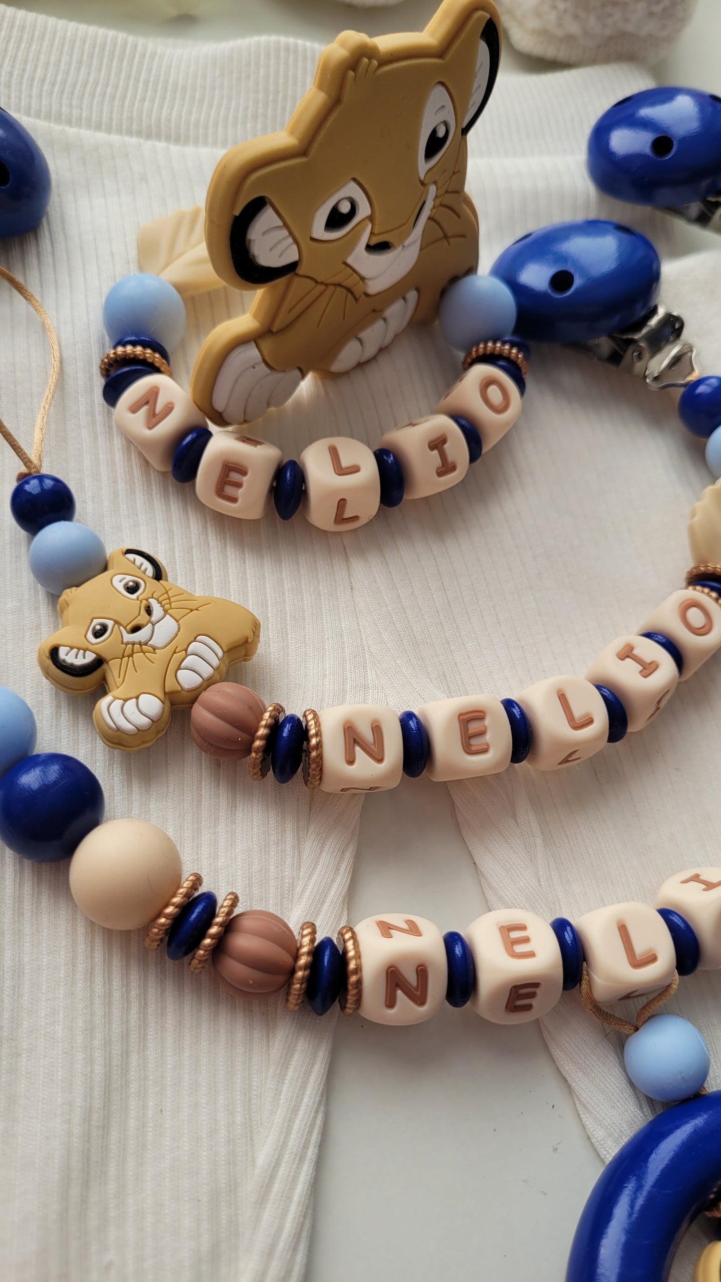3tlg. Set Schnullerkette, Kinderwagenkette & Beißring mit Namen – Löwe blau gold