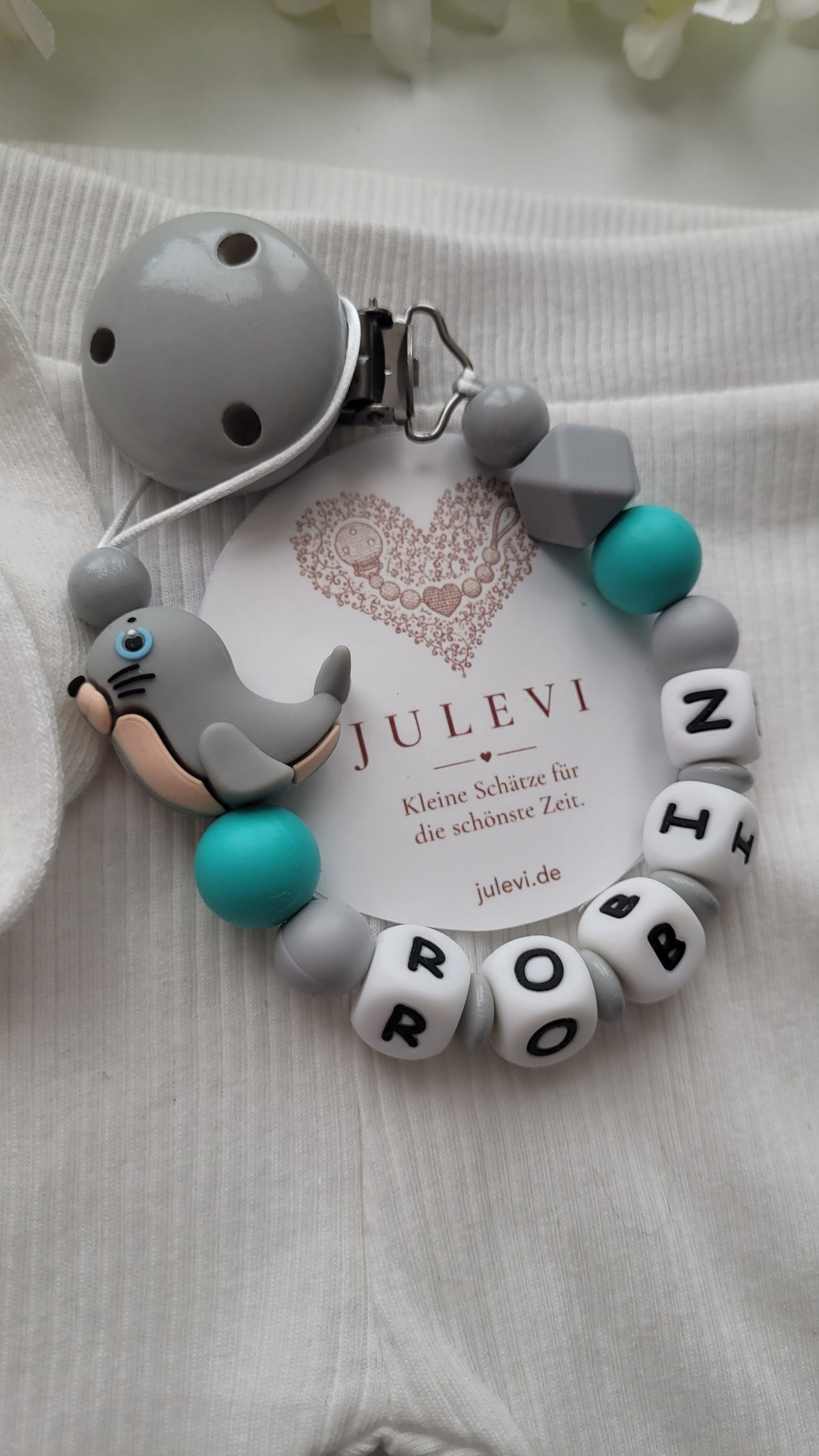 Schnullerkette mit Namen Jungen Seerobbe grau türkis personalisiert