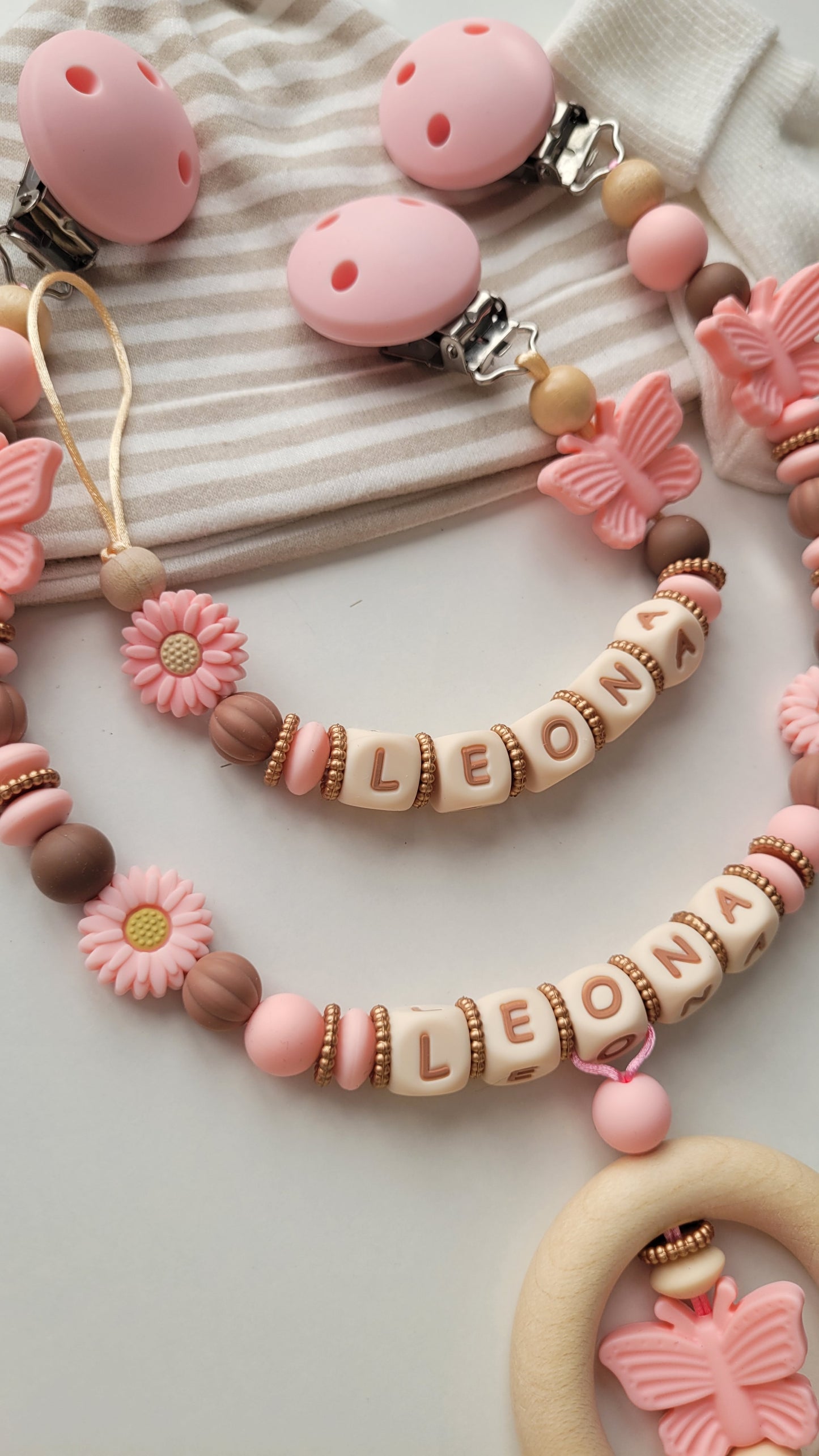 Kinderwagenkette & Schnullerkette mit Namen Schmetterling & Blumen apricot braun