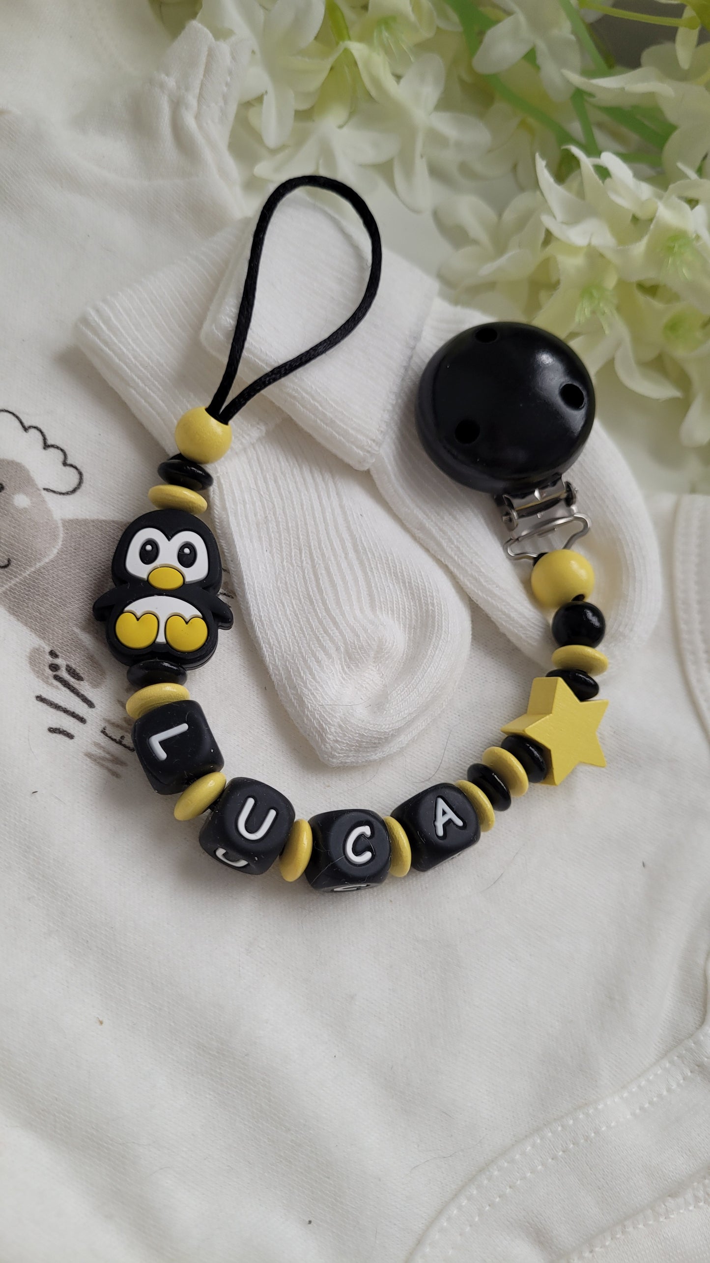 Schnullerkette mit Namen für Jungen  Pinguin gelb schwarz