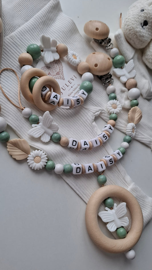 3er Set Schnullerkette Kinderwagenkette & Greifring mit Namen Gänseblümchen Blatt Schmetterling Salbei Holz Weiß