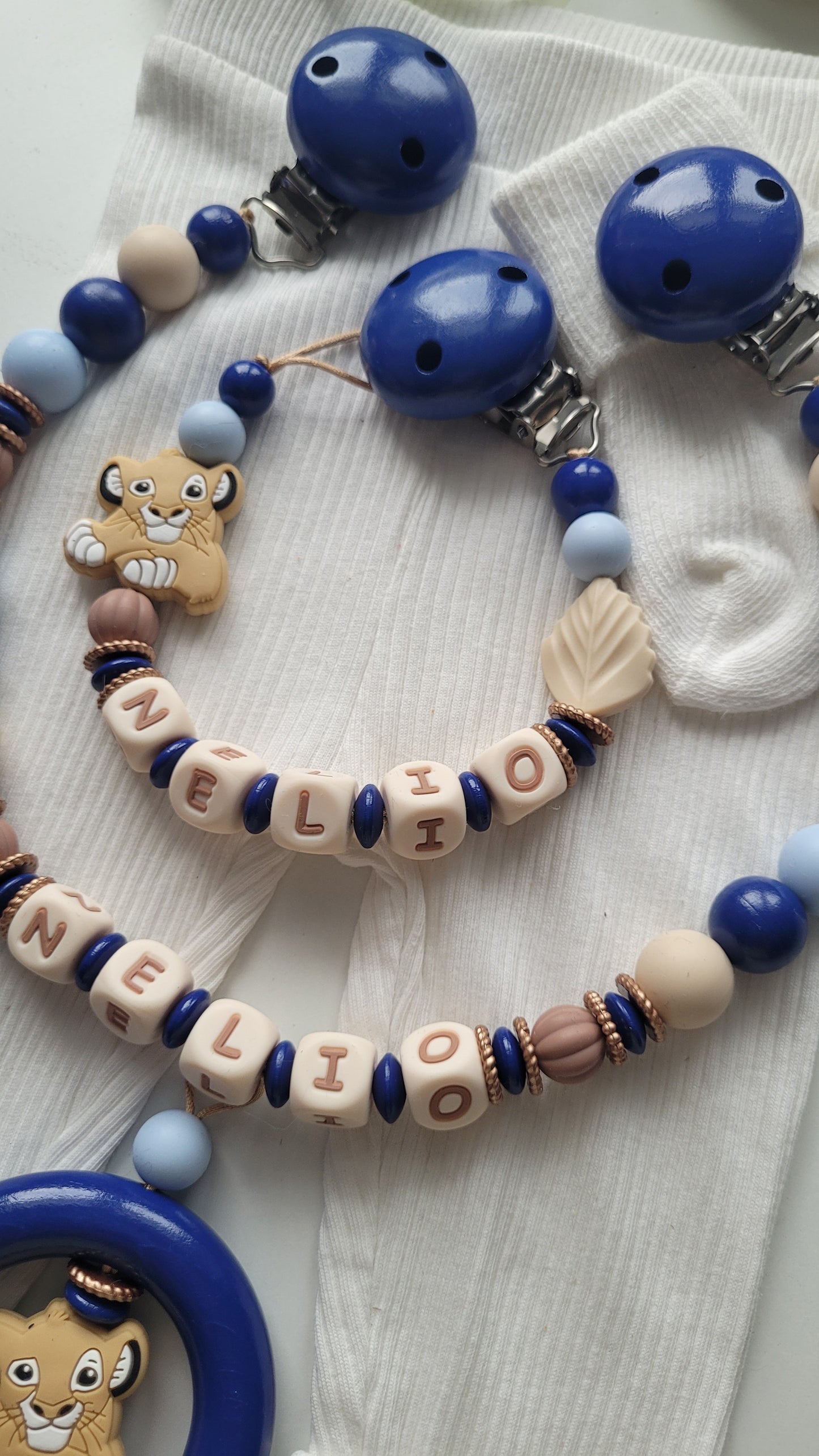 Kinderwagenkette & Schnullerkette mit Namen Löwen & Blätter