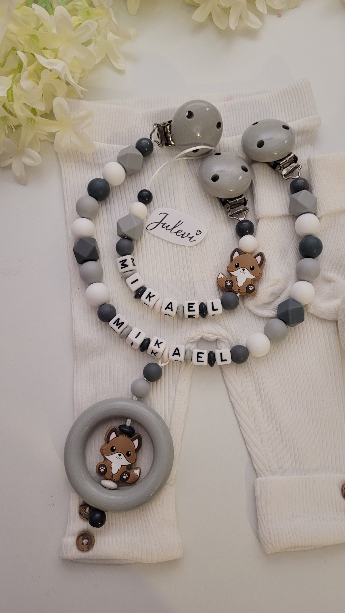Kinderwagenkette & Schnullerkette mit Namen Fuchs grau