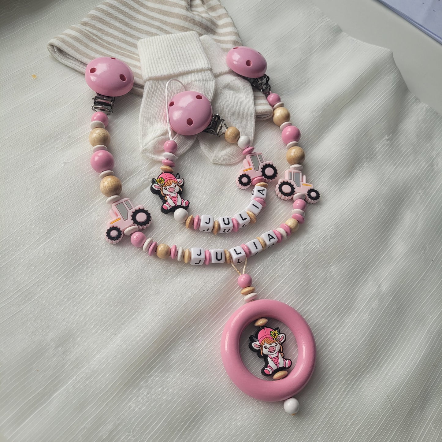 Kinderwagenkette & Schnullerkette mit Namen  Bauernhof Traktor & Kuh rosa holz