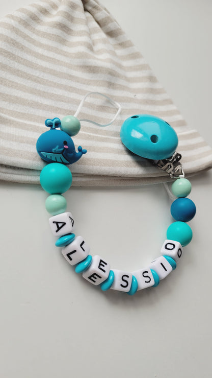 Kinderwagenkette & Schnullerkette mit Namen für Jungen Wal Fische türkis mint