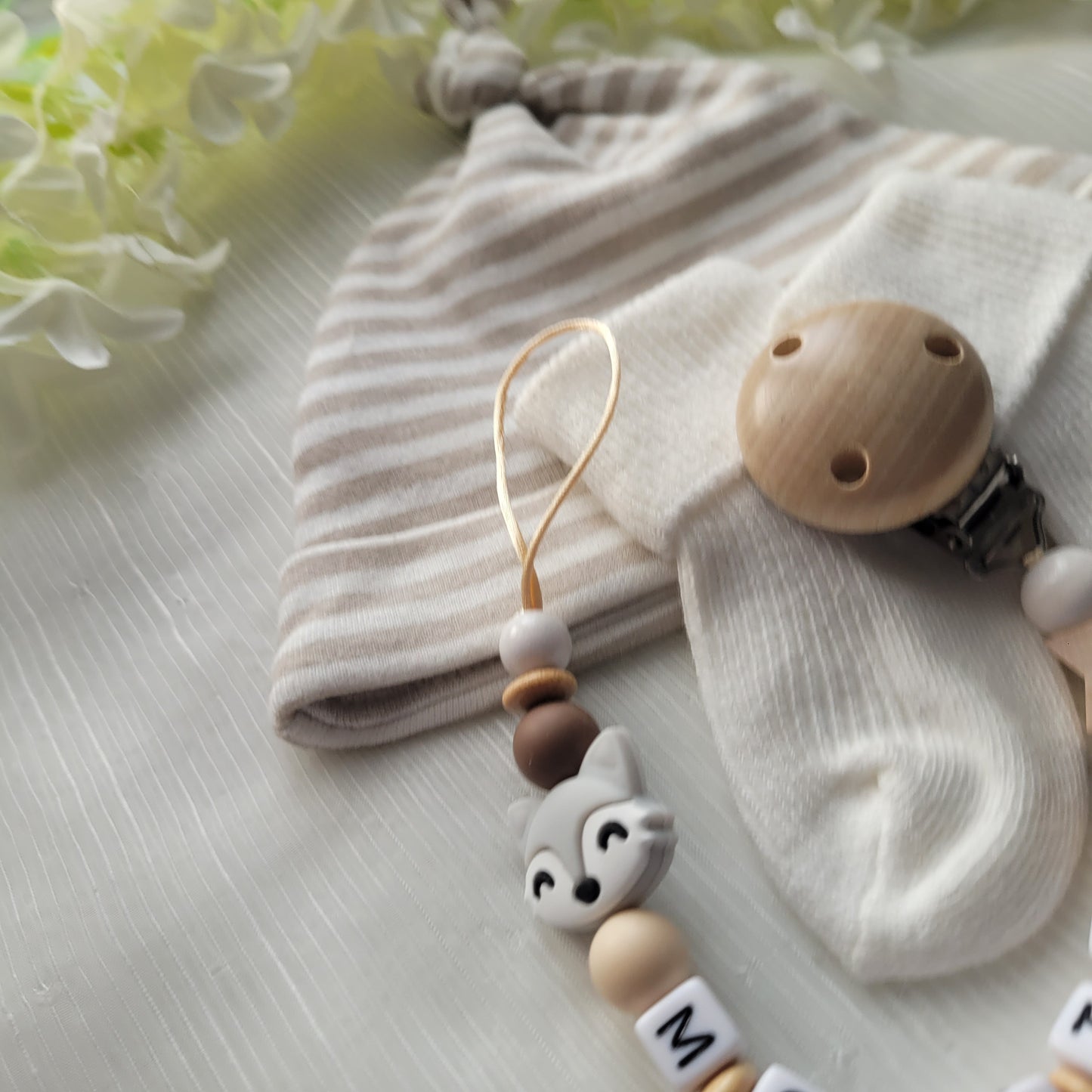 Schnullerkette mit Namen für Jungen Fuchs & Stern Braun beige