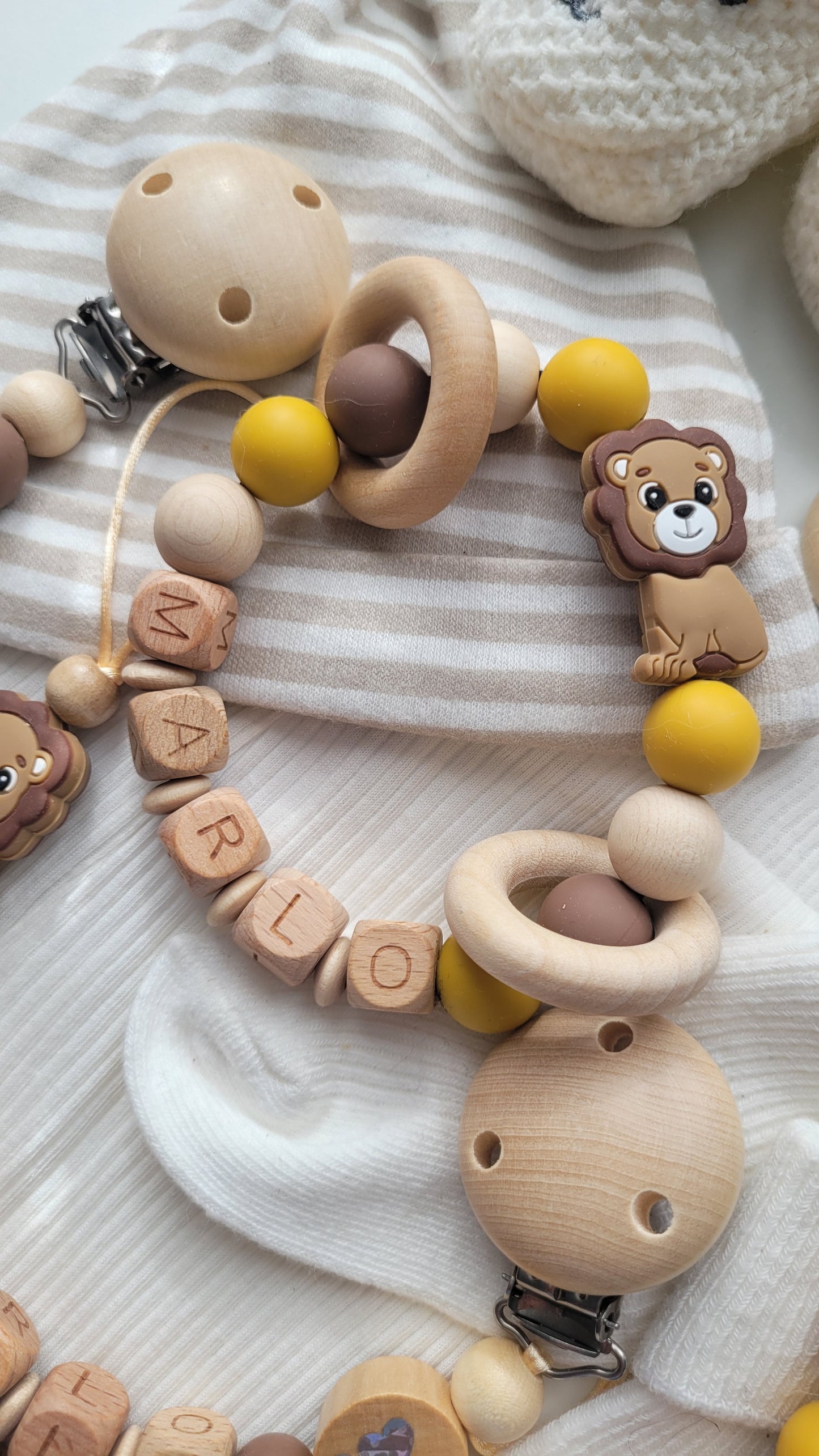 3er Set Schnullerkette Kinderwagenkette & Greifring mit Namen Löwe & i love Mom und Dad  senfgelb braun