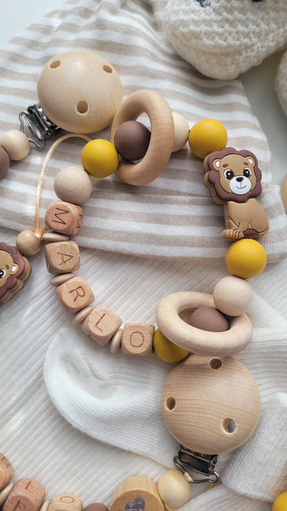 3er Set Schnullerkette Kinderwagenkette & Greifring mit Namen Löwe & i love Mom und Dad  senfgelb braun
