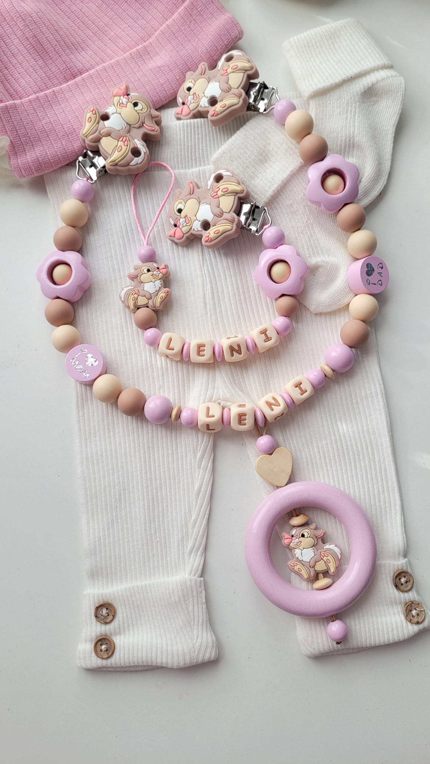 2tlg. Set Kinderwagenkette & Schnullerkette mit Namen – Hase & Blumen rosa taupe