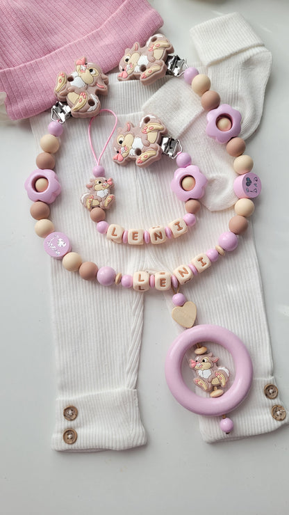 2tlg. Set Kinderwagenkette & Schnullerkette mit Namen – Hase & Blumen rosa taupe