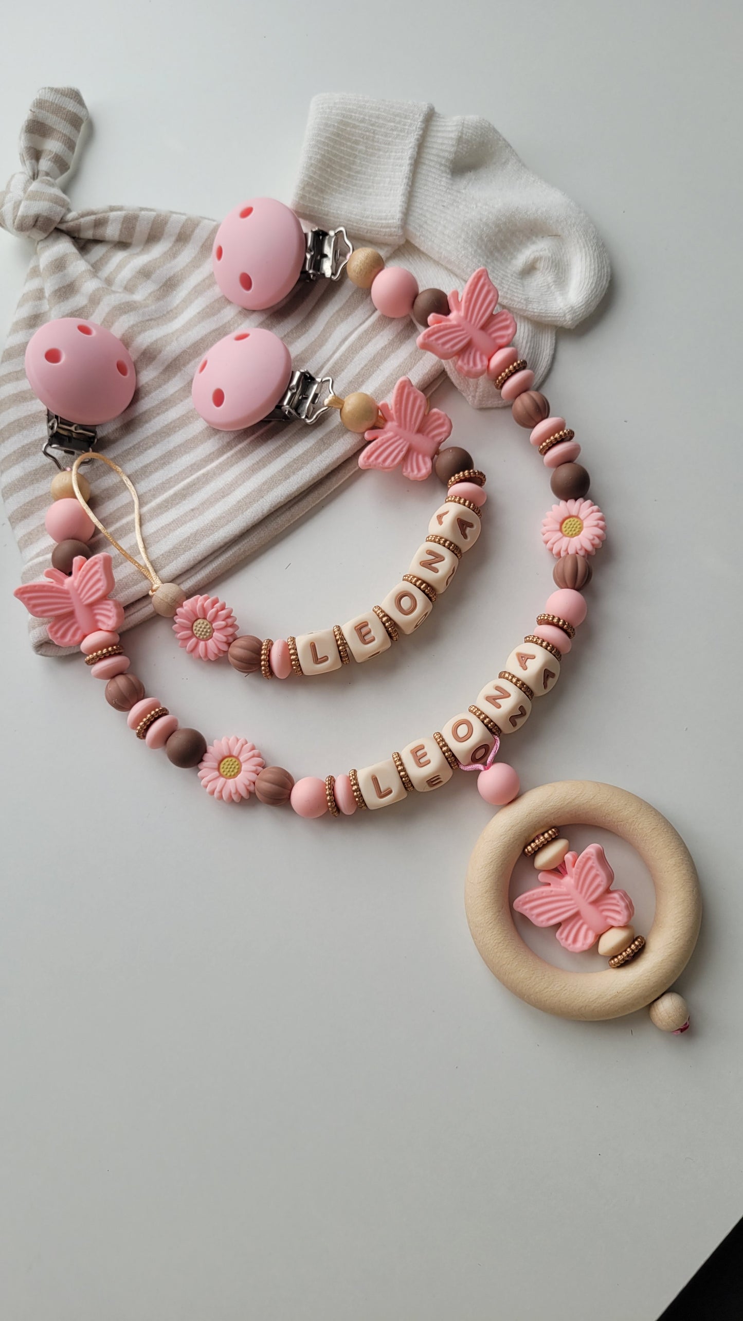 Kinderwagenkette & Schnullerkette mit Namen Schmetterling & Blumen apricot braun