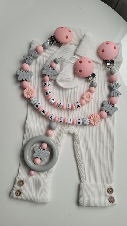 Kinderwagenkette & Schnullerkette mit Namen für Mädchen  rosa grau Schmetterling