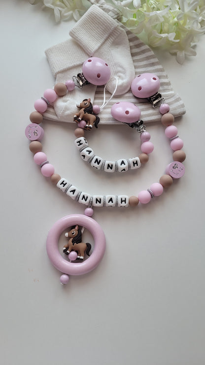 Kinderwagenkette & Schnullerkette mit Namen Pferd & i love Mom und Dad rosa weiss